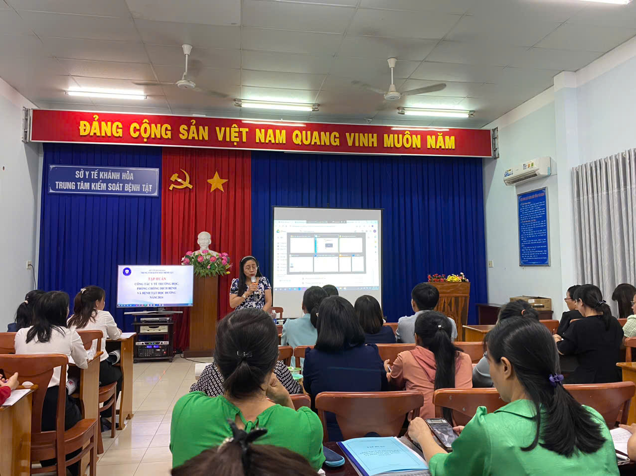 Tập huấn công tác y tế trường học